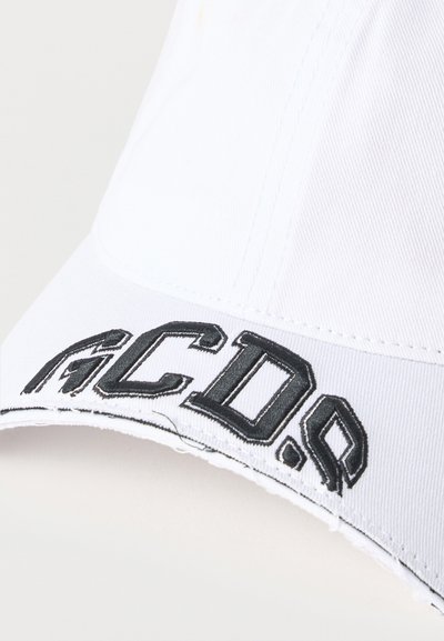 Λευκό καπέλο μπέιζμπολ με μαύρα κεντημένα γράμματα "GCDS" στη λυγιστή γείσο σε ανοιχτό φόντο.