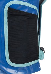 Borsa impermeabile blu con una tasca in rete nera, bordata da un tessuto blu chiaro. Texture liscia con cuciture dettagliate lungo i bordi.
