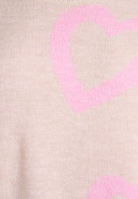 Pehme beezikujuline kangas, millel korduvad suured roosakasjashallid südamed, kudumistruktuuri ja kergete voltidega.