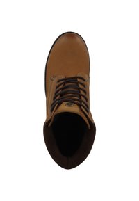 Bota de cuero marrón hasta el tobillo con acentos de ante marrón oscuro, puntera redonda, suela de goma y cordones negros; detalles de costura visibles y logo.