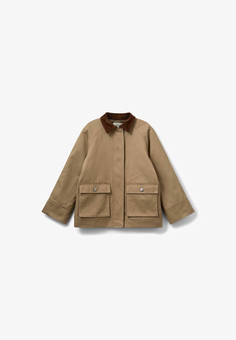 Giacca beige con colletto in corduroy marrone, tasche laterali e chiusure a bottone. Presenta una vestibilità rilassata e maniche con risvolto.