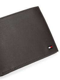 Portafoglio in pelle marrone scuro dal design elegante, con cuciture visibili e un piccolo logo rosso, bianco e blu nell'angolo.