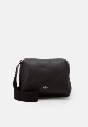 Sac bandoulière en cuir noir avec large sangle en tissu, ferrures métalliques argentées et petit logo "Copenhagen Studios" centré à l'avant.