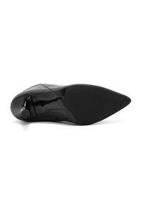 Zwarte leren hoge hak schoen met een spitse neus, een glad oppervlak en een glanzende zwarte zool. Beschikt over een kleine hak met een rubberen grip.