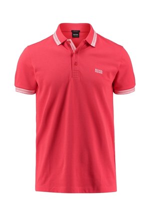 Polo rouge à manches courtes avec bordure blanche sur le col et les manches, patte de boutonnage à deux boutons, et logo "BOSS HUGO BOSS" sur la poitrine.