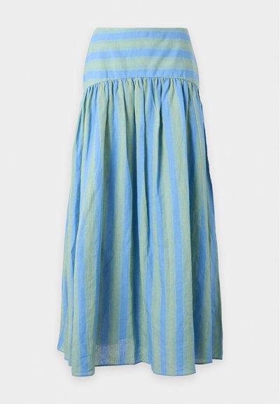 Longue jupe froncée avec des rayures verticales et horizontales bleues et vert clair, avec une taille ajustée et un tissu fluide et ample.