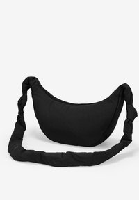 Borsa a spalla nera in tessuto con una forma curva e imbottita e una tracolla attorcigliata. Presenta una chiusura con zip nella parte superiore. Texture liscia.