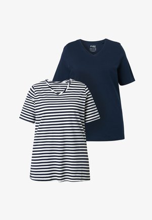 Deux t-shirts à manches courtes avec col en V, l'un bleu marine uni et l'autre à rayures horizontales bleu marine et blanc, présentés sur un fond blanc.