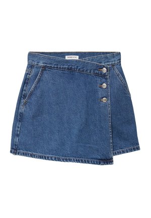 Jupe portefeuille en denim avec trois boutons argentés sur le côté droit et poches avant, dotée d'une étiquette à l'intérieur de la ceinture.