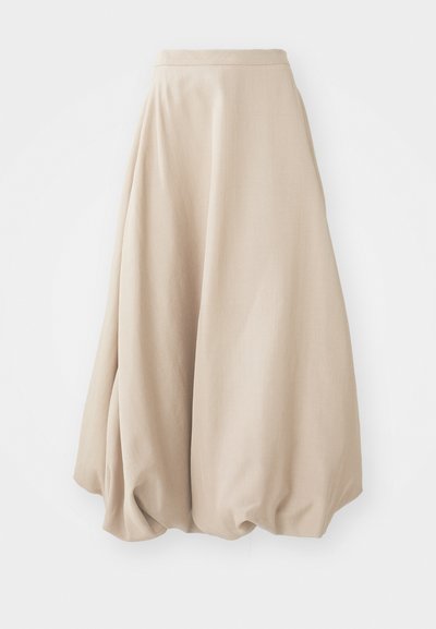 Jupe ballon beige en tissu doux. Elle présente une taille haute et un design volumineux avec une texture froncée à l'ourlet.
