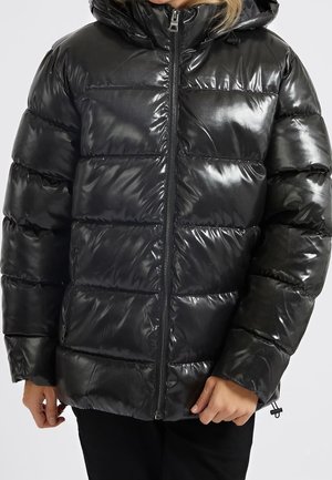 Zwarte pufferjack met een glanzende afwerking. Voorzien van een ritssluiting aan de voorkant, een capuchon en gevoerde delen voor isolatie. Verstelbare trekkoorden aan de onderkant.