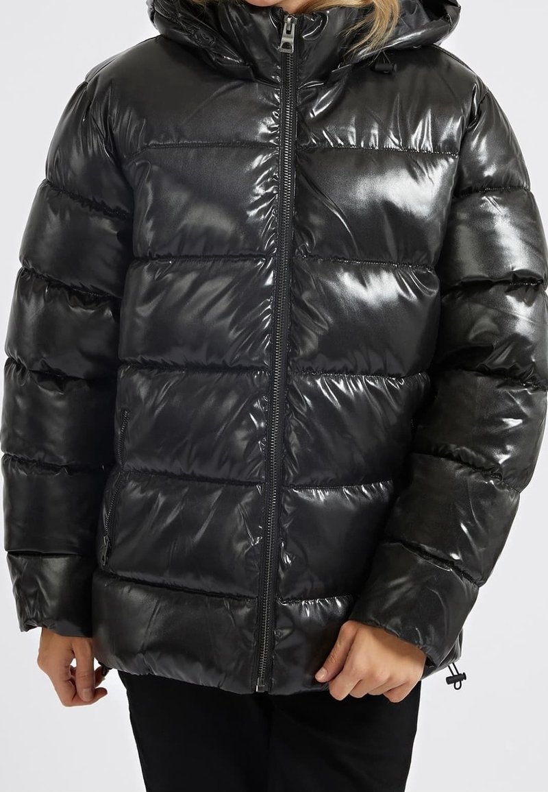 Černá péřová bunda s lesklým povrchem. Disponuje zipem v přední části, kapucí a polstrovanými částmi pro izolaci. Nastavitelná šňůrka na spodním lemu.