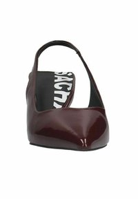 Chaussure slingback en cuir verni bordeaux avec un bout pointu, dotée d'une semelle intérieure texturée avec une marque blanche, au design minimaliste.