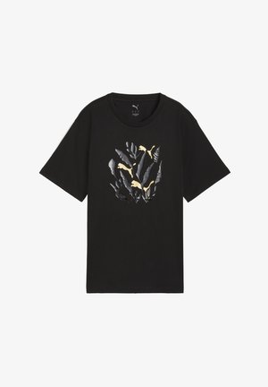 Czarny t-shirt z krótkim rękawem z centralnym nadrukiem teksturowanych ciemnych liści oraz kilkoma jasnobeżowymi logo Puma ułożonymi w okrąg.