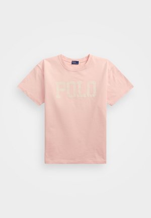 Roze katoenen t-shirt met korte mouwen, met een grote, roomkleurige 'POLO' tekst gecentreerd aan de voorkant. Geribbelde ronde hals.