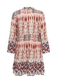 El vestido de patrón ikat presenta una base color crema con diseños en rojo y azul, mangas largas, un dobladillo en capas y un ajuste relajado.