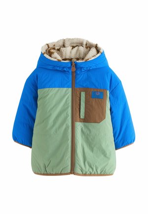 Doudoune bleu et verte avec une poche marron, dotée d'une capuche doublée en fourrure, d'un zip à l'avant et d'un design bicolore. Tissu texturé.