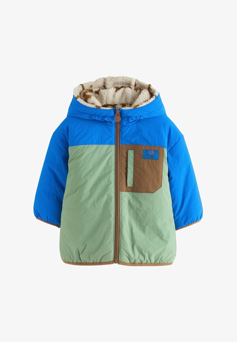 Veste isolante colorée avec une partie supérieure bleue, une partie inférieure verte et des accents marron. Dotée d'une fermeture éclair et d'une doublure en fleece douce.