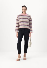 Vero Moda VMROXYO-NECK  - Trui - fuchsia pink/birch/cosmic sky /forest shade/plum