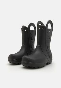 Svarta vattentäta ankelstövlar i gummi. Har en strukturerad sula, sidoventiler för enkel påtagning och "crocs" präglat på utsidan.