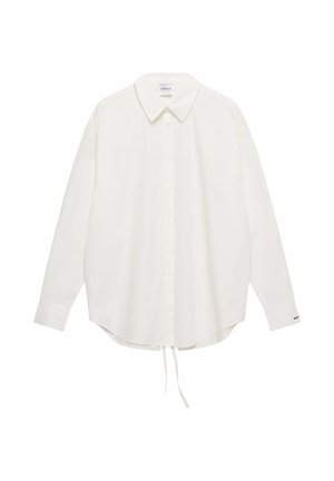 Hvid langærmet skjorte med knapper, spids krave og snøre i den buede kant, vist på en hvid baggrund.