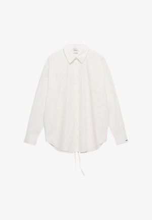 Wit overhemd met lange mouwen, knoopsluiting, een puntige kraag en een trekkoord aan de afgeronde zoom, getoond op een witte achtergrond.