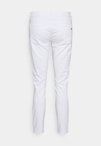 Heren slim-fit witte broek gezien vanaf de achterkant met riemlussen, twee achterzakken en een middelhoge taille.