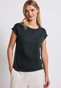 Donkergroen T-shirt met korte mouwen van zachte stof, met een ronde halslijn en decoratieve stiksels op de borst.
