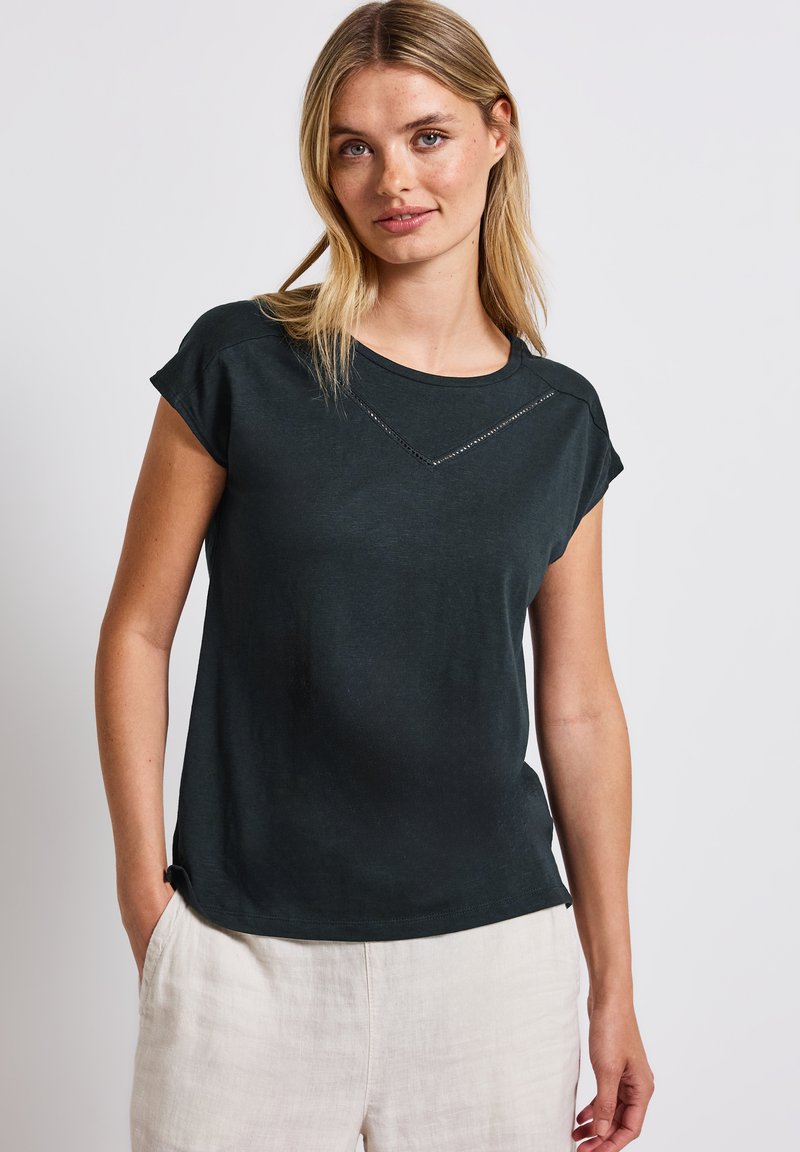 Donkergroen T-shirt met korte mouwen van zachte stof, met een ronde halslijn en decoratieve stiksels op de borst.
