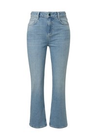 Jean flare en denim bleu clair avec taille haute, cinq poches et un bouton vert en accent à la fermeture. Texture lisse et coupe régulière.