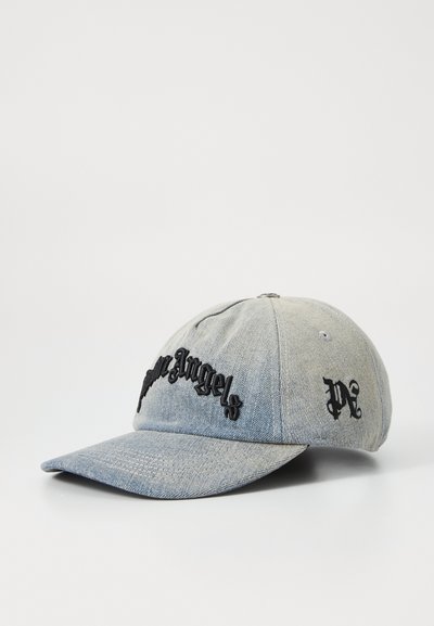 Denimowa czapka bejsbolowa, jasnoniebieska z czarnym haftowanym napisem "Palm Angels" z przodu i logo z boku. Zakrzywiony daszek, usztywniona konstrukcja.