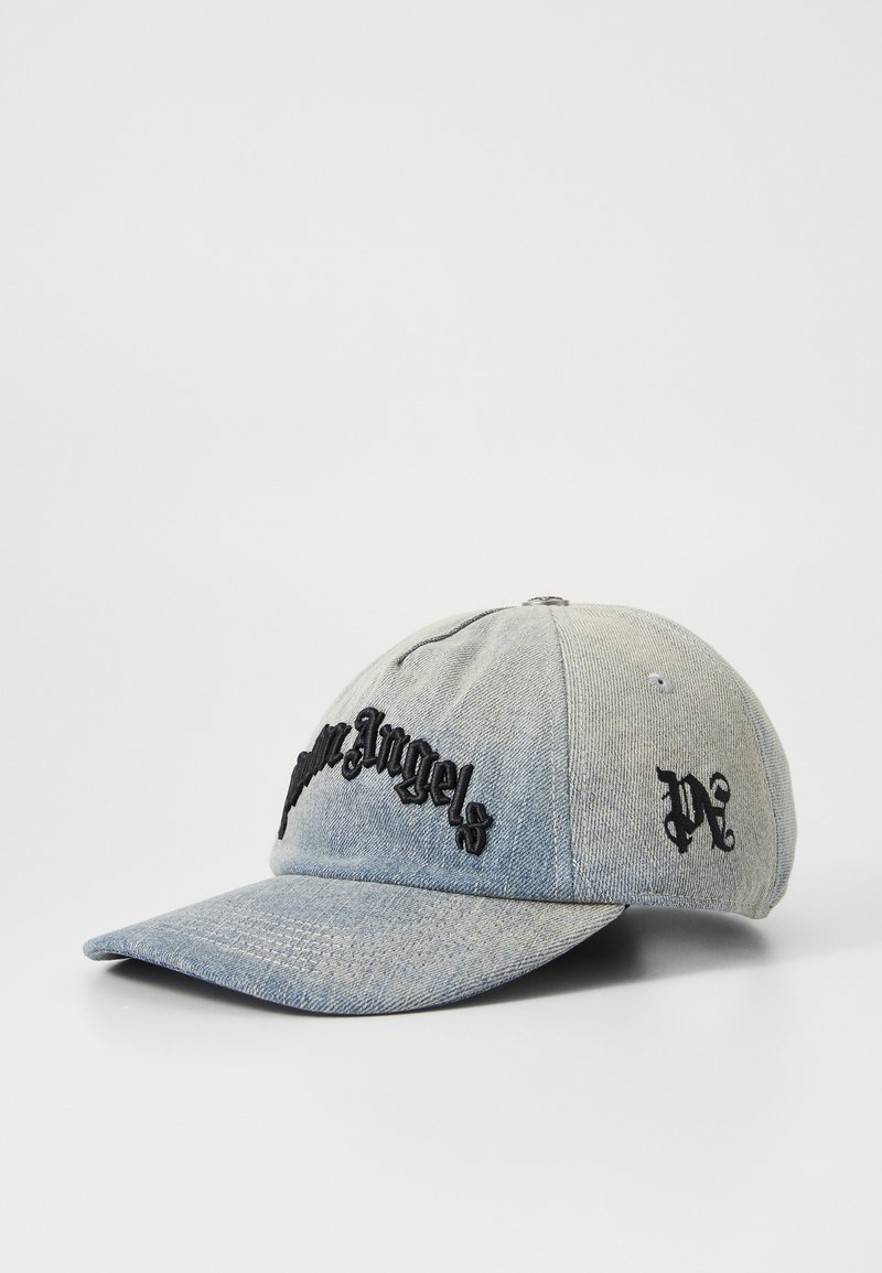 Casquette de baseball en denim, bleu clair avec le texte brodé en noir "Palm Angels" à l'avant et le logo sur le côté. Visière courbée, conception structurée.