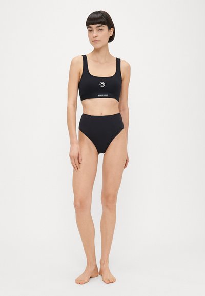 Conjunto de banho preto de duas peças, com sutiã de corte quadrado e detalhe com logótipo, e calções de bikini de cintura alta. Tecido liso e elástico.