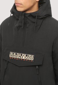 Chaqueta negra con capucha que presenta un gran bolsillo delantero con un parche rectangular del logo de Napapijri. Fabricada con un material liso y ligero.