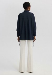 Touché Privé EMBROIDERED WITH SIDE SLIT DETAIL - Camicia - navy blue