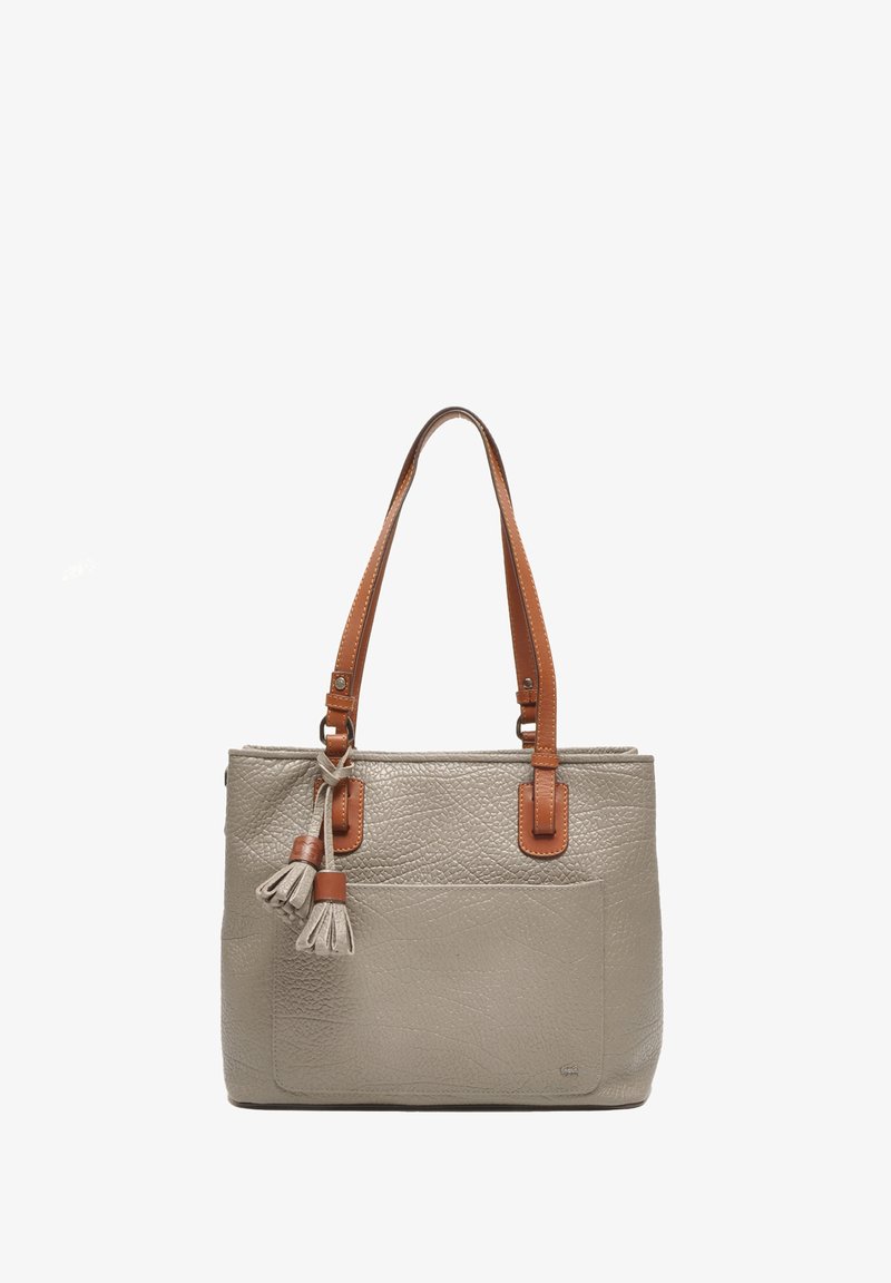 Grijze leren tote bag met een gestructureerde textuur en tan faux leren accenten, dubbele handvatten aan de bovenkant en een decoratieve kwast aan de zijkant.