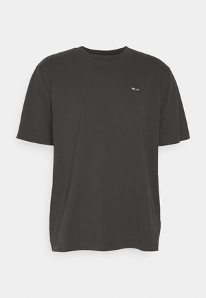 T-shirt preta de mangas curtas, feita de algodão, com um decote redondo e um pequeno logotipo branco na parte esquerda do peito. Textura suave.