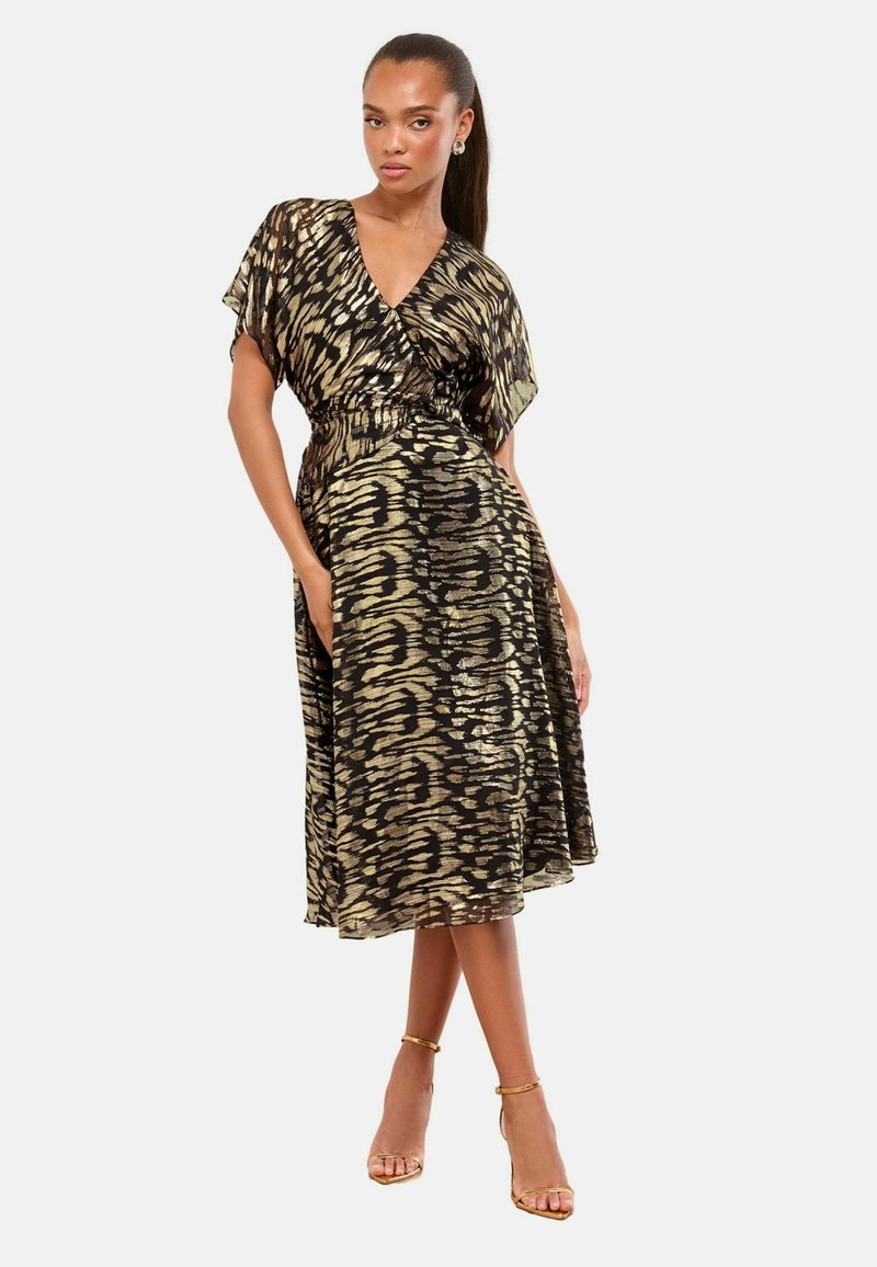 Vestido wrap negro y dorado con un patrón de print animal texturizado, mangas cortas y una cintura elástica. Presenta bolsillos laterales y una silueta fluida.