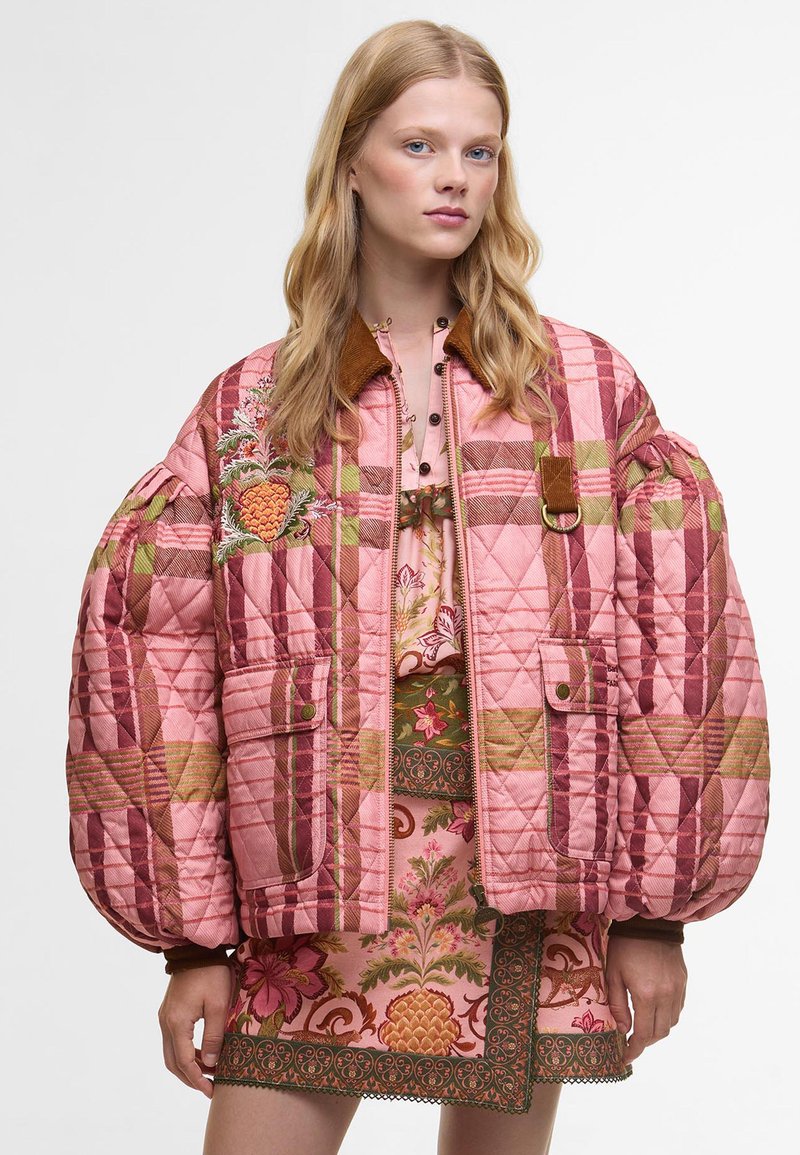 Καπιτονέ ροζ μπουφάν με φουσκωτά μανίκια, καρό σχέ�διο και λουλουδάτη κεντημένη διακόσμηση. Συνοδεύεται από ένα φόρεμα με σχέδιο σε πράσινες και ροζ αποχρώσεις.