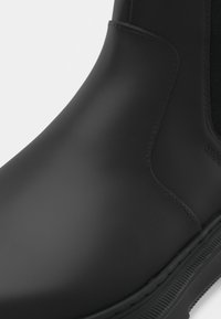 HUGO URIAN - Botines - black