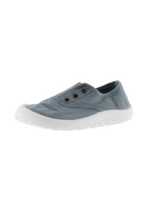Scarpa slip-on in tela grigia con suola in gomma bianca, caratterizzata da due fori per i lacci e una tomaia in tessuto testurizzato per un design leggero.