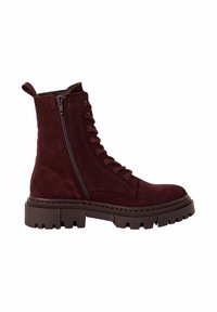 Cizme scurte din nabuc burgund cu talpă de cauciuc groasă, fermoar lateral și șireturi. Prezintă cusături întărite și un tab tichet pentru a fi ușor de încălțat.