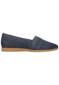 Chaussure plate tissée bleu marine avec une semelle marron clair, bout rond fermé et design sans lacets.