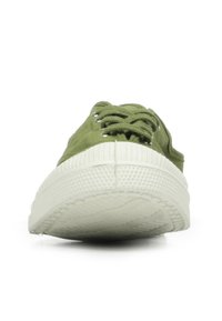 Sneaker verde in tela con suola di gomma bianca, punta rotonda e suola testurizzata. Presenta lacci piatti e occhielli per una vestibilità sicura.