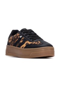 Zapatillas de plataforma negras y marrones con un diseño de estampado de leopardo, que presentan un upper texturizado, cordones negros y una suela de goma.