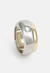 Anello Calvin Klein con una fascia in argento lucido e un accento dorato. Design elegante e arrotondato con dettaglio del logo inciso.