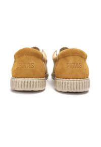 Zapatos de ante amarillos con suela de goma tostada, con un acabado texturizado. La palabra "PITAS" está grabada en la parte trasera.