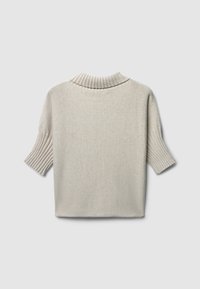 Beiger gestrickter Pullover mit gerippten kurzen Ärmeln und einem hohen, umgeschlagenen Kragen. Weiche Textur mit leichtem Glanz. Einfarbig ohne Muster.