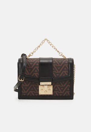 Sac à main rectangulaire marron et noir à motifs avec garniture en cuir noir, poignée chaîne dorée, bandoulière noire réglable et fermoir doré.