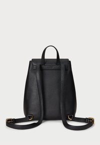Mochila preta em couro com acabamento texturizado, alças duplas para os ombros, uma pega superior e detalhes em metal dourado. Design simples e funcional.